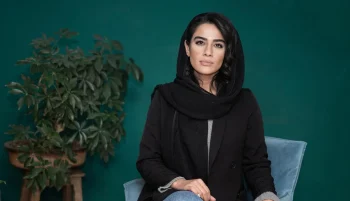 هیوا سیفیزاده، خواننده زن ۲۷ ساله، روز پنجشنبه ۹ اسفند، در حالی که در حال اجرای زنده در تهران بود، توسط نیروهای امنیتی بازداشت شد.
