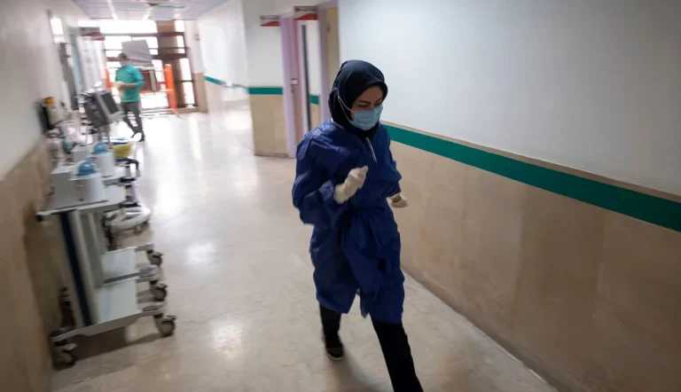 عضو کمیسیون بهداشت و درمان مجلس نسبت به افزایش روند مهاجرت پزشکان و متخصصان حوزه سلامت ابراز نگرانی کرده و گفته است که «۳۵ هزار پزشک عمومی در سال‌های اخیر از ایران مهاجرت کرده‌اند، اما مشخص نیست که به کدام کشورها رفته‌اند.»