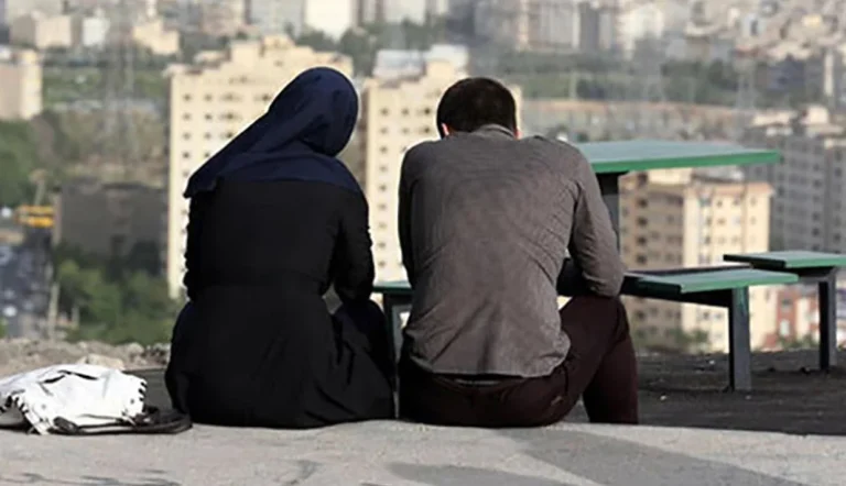 علیرضا شریفی یزدی، جامعه‌شناس گفته است که مسائل اقتصادی مهمترین دلیل افزایش «ازدواج سفید» در کلان‌شهرهای ایران و افزایش طلاق است.