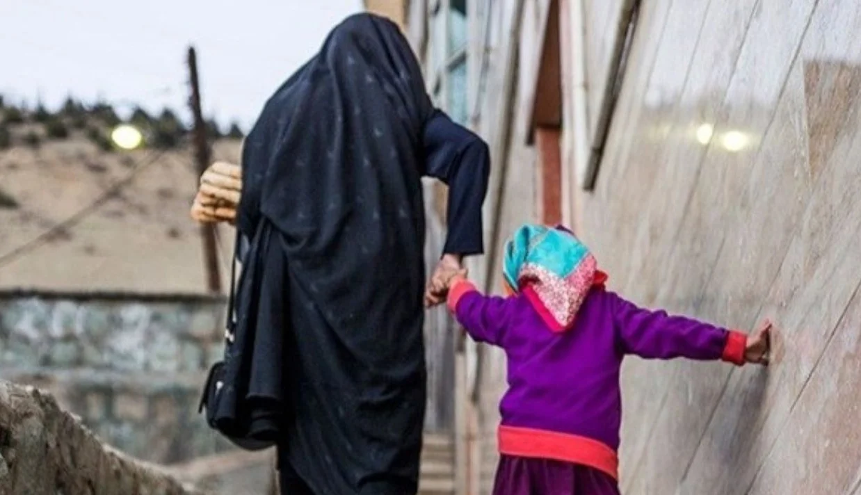 ۲۷ درصد از مردم ایران با درآمدی کمتر از ۲ دلار در روز زندگی می‌کنند. نشانه‌های سوء تغذیه از جمله کمبود وزن، کوتاهی قد و لاغری شدید در بخش‌هایی از جمعیت کشور مشاهده شده است.