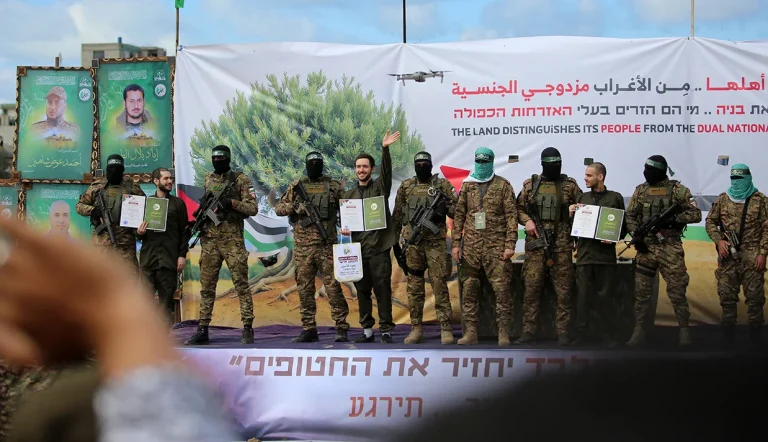 حماس در ازای آزادی صدها زندانی فلسطینی، شش گروگان را آزاد می‌کند که این اقدام پس از تأیید شناسایی پیکر شیری بیباس، از سوی اسرائیل صورت گرفته است.