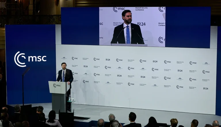 جی‌دی ونس از متحدان اروپایی ایالات متحده به دلیل نگرش آن‌ها درباره آزادی بیان، دموکراسی و مهاجرت‌های بی‌رویه انتقاد کرد.