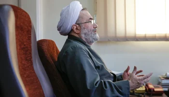 مسیح مهاجری، مدیرمسئول روزنامه جمهوری اسلامی در مقاله‌ای از مخالفان مذاکره با آمریکا که این کار را «فاقد شرافت» می‌دانند، انتقاد کرده است. او همچنین از موضع رهبر جمهوری اسلامی در رد مذاکره با آمریکا حمایت کرده است.