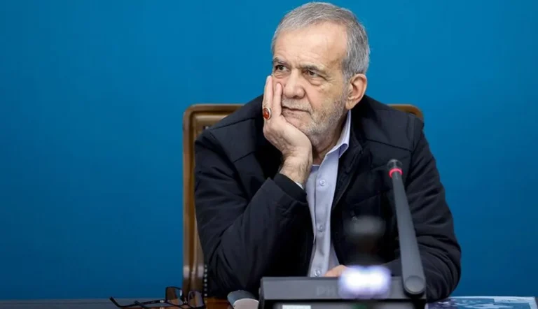 مسعود پزشکیان با تأکید بر لزوم «مقاومت» در برابر تحریم‌ها تصریح کرد که دولت او هیچ اختیاری برای کنترل قیمت دلار ندارد.