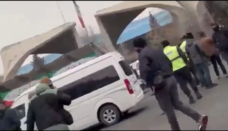 هم‌زمان با اعلام فراخوان تجمع در ۲۵ بهمن برای رفع حصر میرحسین موسوی و زهرا رهنورد، خیابان انقلاب و محدوده اطراف دانشگاه تهران شاهد حضور گسترده نیروهای امنیتی بود.