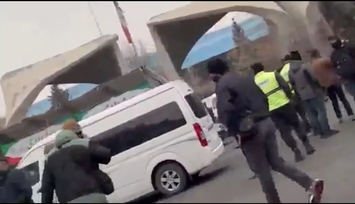 هم‌زمان با اعلام فراخوان تجمع در ۲۵ بهمن برای رفع حصر میرحسین موسوی و زهرا رهنورد، خیابان انقلاب و محدوده اطراف دانشگاه تهران شاهد حضور گسترده نیروهای امنیتی بود.