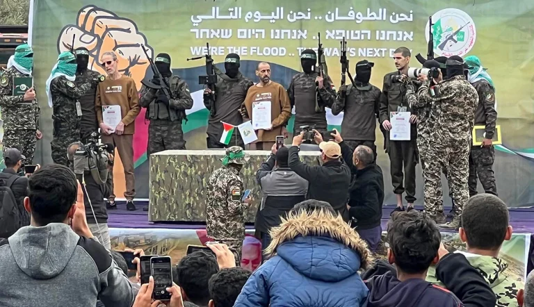 سه گروگان اسرائیلی، الی شرعابی، اور لوی و اوهاد بن‌عامی، پس از ۴۹۱ روز اسارت در نوار غزه، روز شنبه ۲۰ بهمن، به نیروهای ارتش اسرائیل تحویل داده شدند.