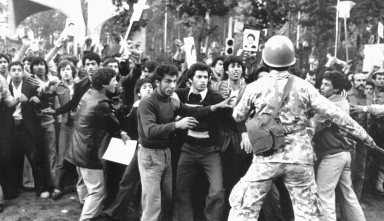 سوال‌های بی‌پاسخ زیادی از چگونگی وقوع انقلاب ۵۷ باقی مانده است. یکی از این سوال‌ها به جنبش‌های دانشجویی چپ‌گرا در آن دوره برمی‌گردد.