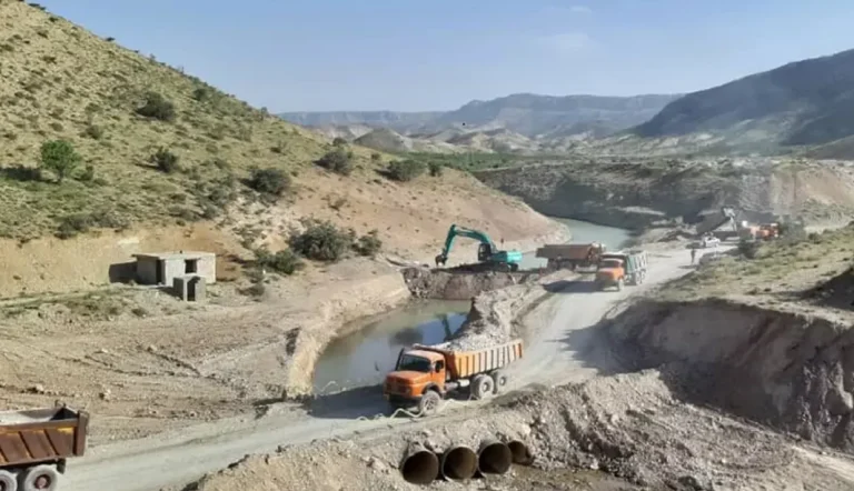 کارشناسان می‌گویند که احداث سد تنگ‌سرخ بر روی دریاچه مهارلو باعث افزایش فرونشست زمین در جنوب شرقی و نواحی مرکزی شهر شیراز و کاهش آب دریاچه خواهد شد.