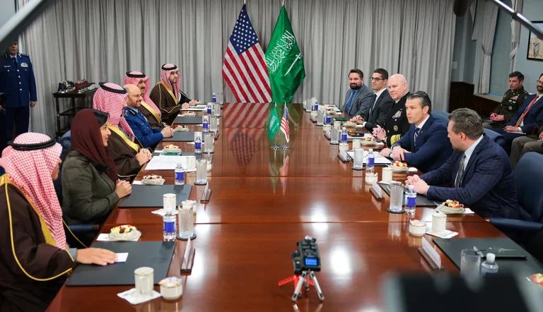 شاهزاده خالد بن سلمان، وزیر دفاع عربستان و پیت هگست، وزیر دفاع آمریکا در واشنگتن درباره همکاری‌های دفاعی و تحولات بین‌المللی گفت‌وگو کردند.