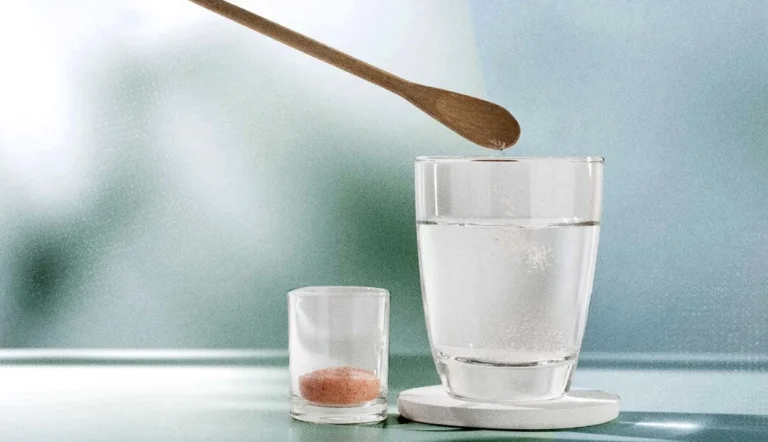 آب ساده همیشه بهترین گزینه آبرسانی نیست. ترکیب ساده شیره افرا، آب و نمک می‌تواند ورزشکاران و سالمندان را هیدراته نگه‌دارد.