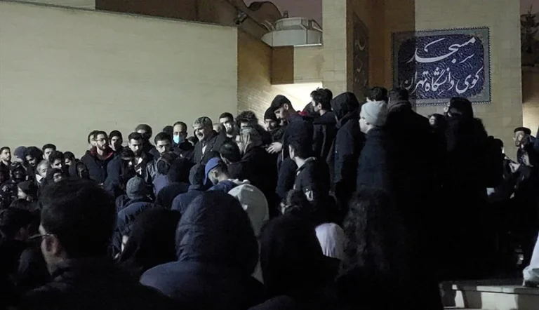 برای دومین روز پیاپی، جمعی از دانشجویان دانشگاه تهران روز شنبه ۲۷ بهمن مقابل کتابخانه مرکزی این دانشگاه تجمع اعتراضی برگزار کردند.