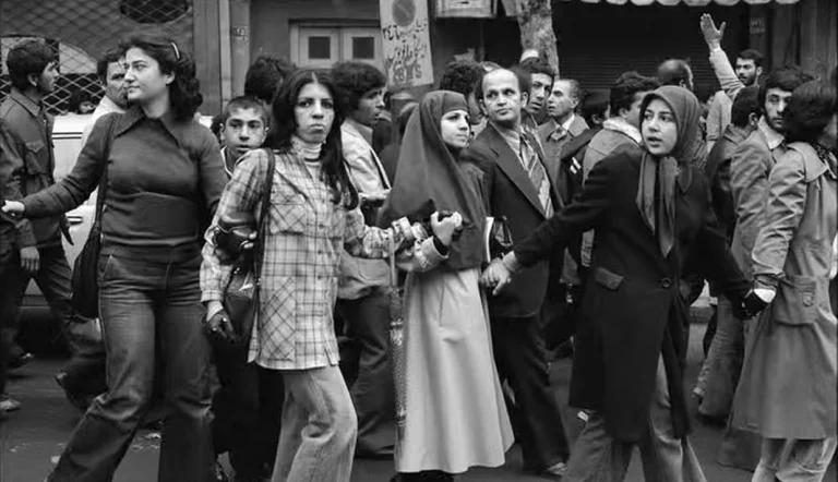 انقلاب سال ۱۳۵۷ ایران یکی از پیچیده‌ترین تحولات سیاسی قرن بیستم بود که طی آن نظام شاهنشاهی پهلوی سقوط کرد و جمهوری اسلامی به قدرت رسید. این انقلاب ماهیت ایدئولوژیک متنوعی داشت و نیروهای متعددی در آن مشارکت داشتند.