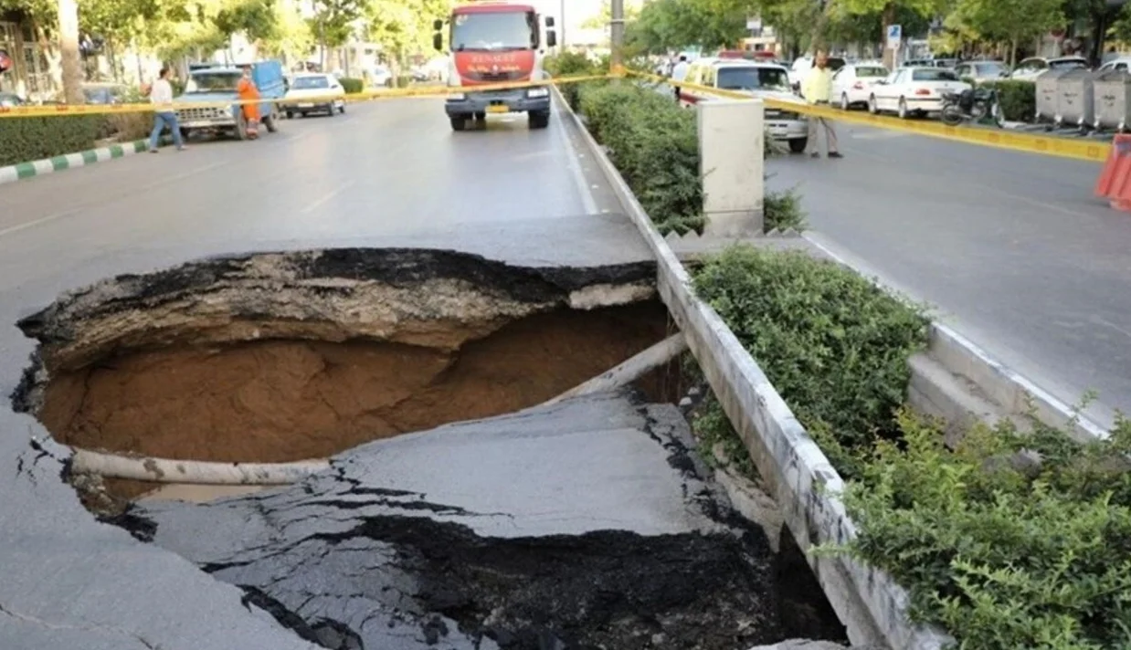 فرونشست زمین به یک بحران ملی تبدیل شده و ۴۰۰ شهر ایران را در معرض تهدید جدی قرار داده است. حدود ۱۴۰ میلیارد متر مکعب از منابع آب زیرزمینی کشور از دست رفته است.