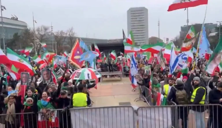 جمعی از ایرانیان مقیم اروپا همزمان با سخنرانی شاهزاده رضا پهلوی در نشست سالانه «حقوق بشر و دموکراسی» در ژنو گرد هم آمدند و حمایت خود را از جنبش آزادی‌خواهانه مردم ایران اعلام کردند.