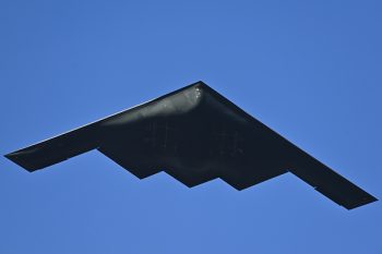 به گزارش وبسایت وار زون، آمریکا تعدادی قابل توجه از بمبافکنهای رادارگریز B-2 Spirit را به سوی جزیره دیگو گارسیا در اقیانوس هند فرستاده است.