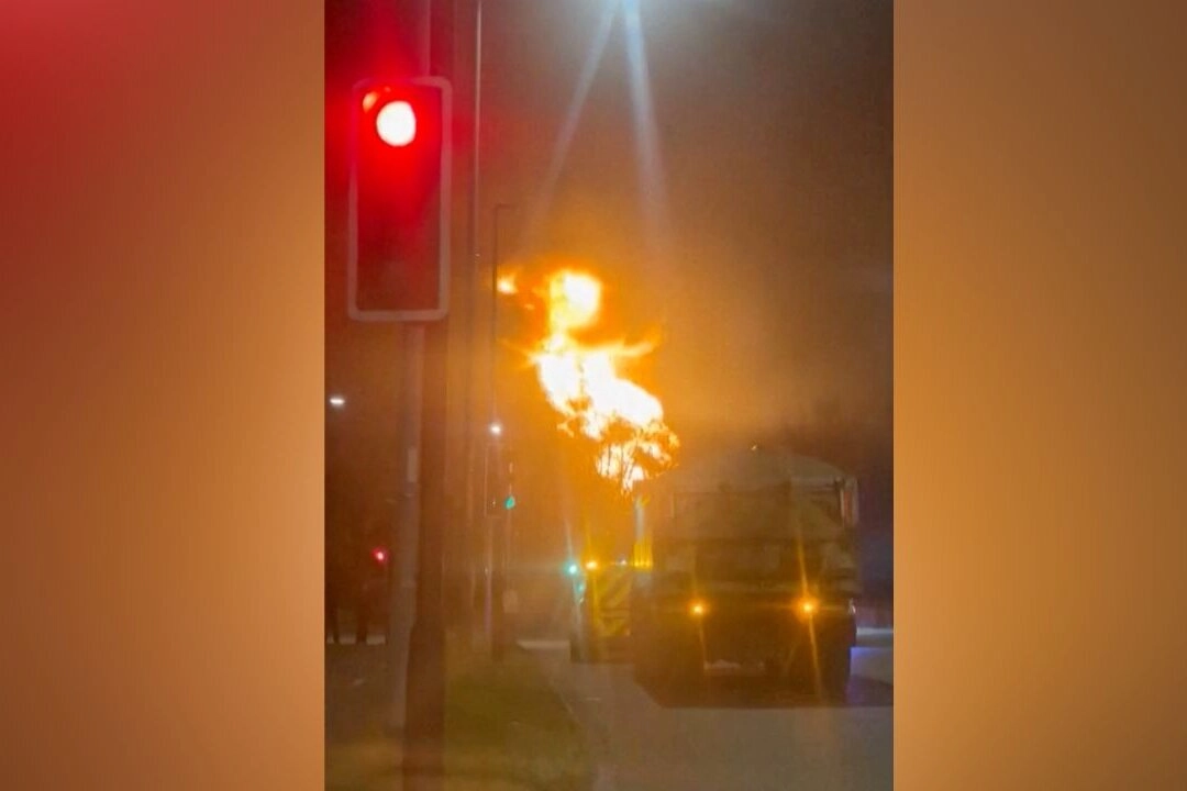 فرودگاه هیتروی لندن اعلام کرد که به دلیل «قطعی گسترده برق» ناشی از آتش‌سوزی در یک ایستگاه برق منطقه‌ای که برق فرودگاه را تأمین می‌کرد، روز جمعه تعطیل خواهد بود.