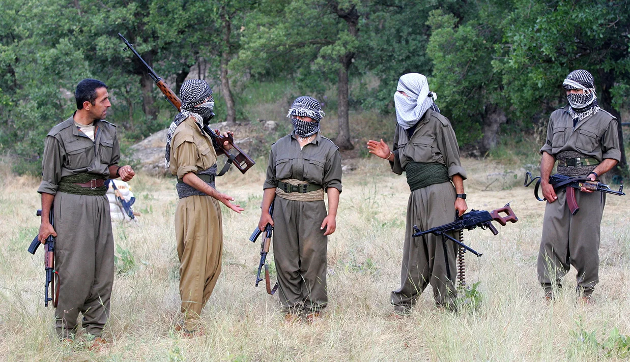 حزب کارگران کردستان (پ‌ک‌ک) اعلام کردند در پاسخ به خواسته رهبر خود برای زمین گذاشتن سلاح و انحلال، عملیات‌ مسلحانه خود را فورا متوقف خواهند کرد.