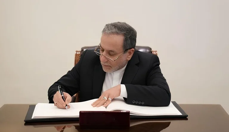 وزیر امورخارجه جمهوری اسلامی گفته است که تهران پاسخ نامه دونالد ترامپ به همراه نقطه نظرات خود درباره وضعیت جاری را از طریق عمان ارسال کرده است.