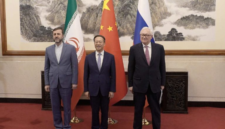 دیپلمات‌های ارشد جمهوری اسلامی ایران، روسیه و چین امروز در پکن گرد هم آمدند تا درباره مسائل هسته‌ای ایران گفت‌وگو کنند.