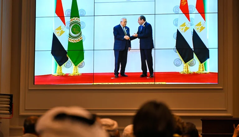 محمود عباس، رئیس تشکیلات خودگردان فلسطین از طرح مصر برای بازسازی غزه استقبال کرد و از ترامپ خواست از این طرح که جابجایی ساکنان فلسطینی را شامل نمی‌شود، حمایت کند.