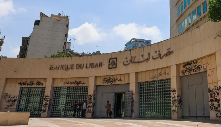 رویترز به نقل از منابع آگاه نوشت که واشنگتن در حال بررسی گزینه‌های ریاست بانک مرکزی لبنان با هدف کاهش فساد و جلوگیری از تأمین مالی حزب‌الله از طریق سیستم بانکی این کشور است.