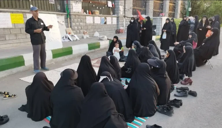 طبق گزارش‌ها و ویدئوهای منتشر شده در رسانه‌های داخلی، نیروهای انتظامی شامگاه جمعه ۸ فروردین پس از ۴۸ روز تحصن، اعتراض حامیان حجاب اجباری در مقابل ساختمان مجلس را که خواستار اجرای قانون حجاب و عفاف بودند، متفرق کردند.