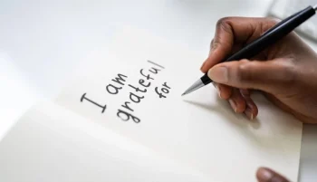 شکرگزاری با افزایش طول عمر و کاهش خطر ابتلا به بیماریهای قلبی عروقی در خانمهای مسن ارتباط مستقیم دارد.