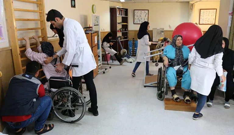 دستگاه قضائی جمهوری اسلامی گاهی برای مجازات مجرمان جنسی، آنان را ملزم به انجام کار اجباری در مراکز نگهداری از افراد دارای معلولیت می‌‏کند. به گزارش مشرق‌نیوز، کمتر از یک ماه پیش، راننده‌ای که به آزار و اذیت جنسی یک زن اقدام کرده بود، بر اساس حکم دادگاه به شلاق و انجام کار اجباری در مراکز نگهداری از افراد دارای معلولیت محکوم شد.