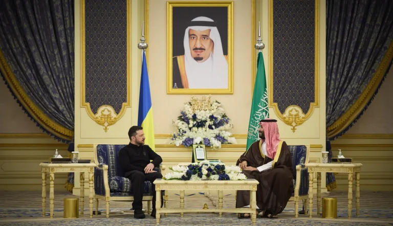 زلنسکی در رسانه‌های اجتماعی اعلام کرد که روز دوشنبه با محمد بن سلمان، ولیعهد عربستان سعودی، دیدار کرده و درباره «مسائل دوجانبه و همکاری با دیگر شرکا» گفت‌وگو کرده است.