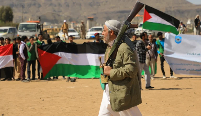 به گزارش رویترز، دونالد ترامپ، رئیس‌جمهور آمریکا، روز شنبه حملاتی علیه حوثی‌های یمن انجام داد و دلیل آن را حملات این گروه به کشتی‌ها در دریای سرخ عنوان کرد. او هشدار داد که در صورت ادامه این حملات، «جهنم بر سر شما فرو خواهد ریخت، به شکلی که هرگز ندیده‌اید.»