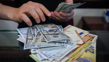 قیمت دلار در بازار آزاد تهران در روز پنجشنبه، سوم مهر به مرز ۱۰۸ هزار تومان رسید.