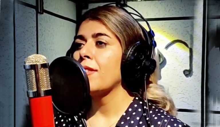 بیتا صادقیان، خواننده و معلم آواز، از سوی شعبه ۲۵ دادسرای عمومی و انقلاب اصفهان احضار شده است.