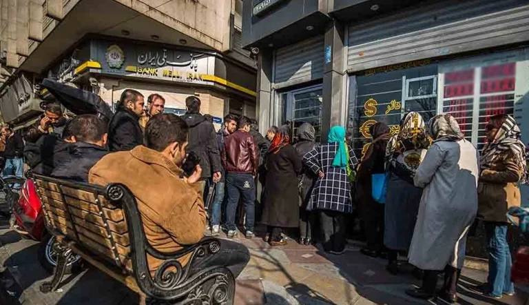 هادی محمدپور، با انتقاد شدید از تصمیم بانک مرکزی به فروش طلا در بازار، آن را از سیاست‌های نادرست اقتصادی خوانده و از صف ۲۰ میلیون نفری شهروندان برای خرید ارز و طلا از بانک مرکزی خبر داده است.