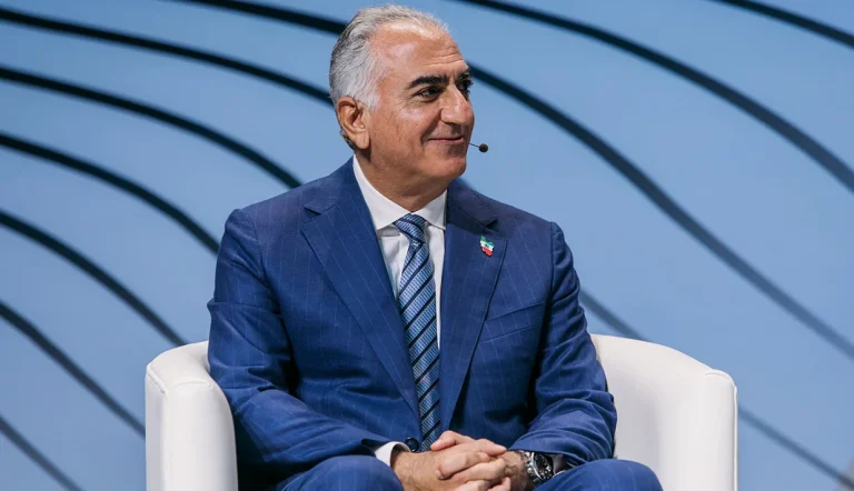 شاهزاده رضا پهلوی گفته است که اکنون بهترین فرصت برای تغییر رژیم در ایران است، اما قبل از اینکه غرب به دنبال اجرای گزینه نظامی باشد، بهتر است از مردم ایران پشتیبانی و حمایت کند تا خودشان سر مار را قطع کنند.