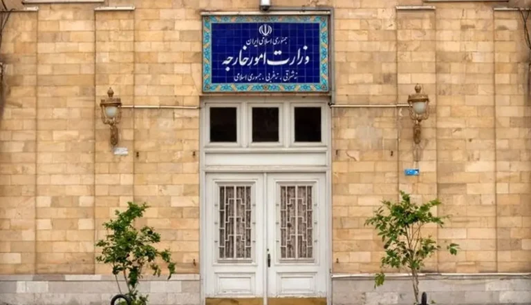 وزارت خارجه جمهوری اسلامی در واکنش به نشست غیرعلنی شورای امنیت درباره برنامه هسته‌ای جمهوری اسلامی، سفرای بریتانیا، فرانسه و آلمان را احضار کرد.