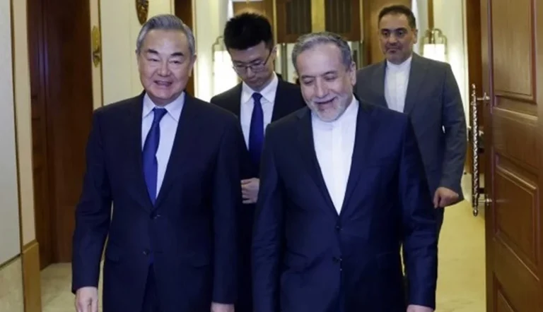 وزارت امور خارجه جمهوری اسلامی اعلام کرد که عباس عراقچی، وانگ یی، وزیر خارجه چین را در جریان آخرین وضعیت «مذاکرات غیرمستقیم» تهران و واشنگتن قرار داد.