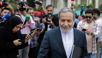 وزیر امور خارجه جمهوری اسلامی گفته است که یک روز قبل از برگزاری دور چهارم مذاکرات تهران و واشنگتن، قرار است مقامات جمهوری اسلامی با سه کشور اروپایی در رم دیدار کنند.