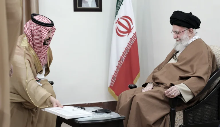 شاهزاده خالد بن سلمان فرزند پادشاه عربستان و وزیر دفاع این کشور عصر پنج‌شنبه، ۲۸ فروردین، پیام مکتوب ملک بن سلمان را به رهبر جمهوری اسلامی تحویل داد.