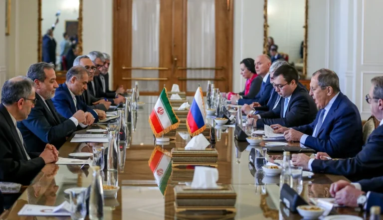 عباس عراقچی وزیر امورخارجه جمهوری اسلامی گفته است که تهران با روسیه و چین صحبت و تبادل نظر دارد و مواضع خود را با این دو کشور تنظیم می‌کنند.