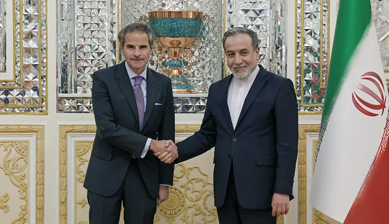 مدیر کل آژانس بین‌المللی انرژی اتمی روز چهارشنبه وارد تهران شد و با عباس عراقچی دیدار و گفتگو کرد. او قرار است فردا با رئيس سازمان انرژی اتمی دیدار کند.