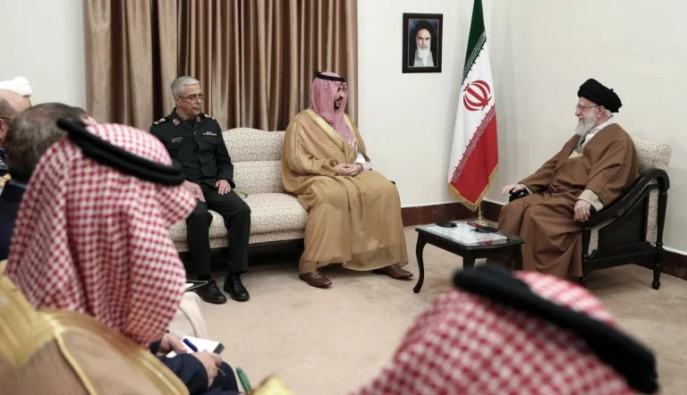 در آستانه دور دوم مذاکرات هسته‌ای، وزیر دفاع عربستان وارد تهران شد. و همزمان با حضور عراقچی در کرملین برای تحویل نامه خامنه‌ای، امیر قطر با پوتین دیدار کرده است.