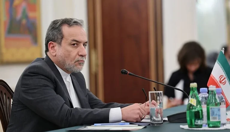 در پی آغاز مذاکرات جمهوری اسلامی و آمریکا در عمان، یک منبع آگاه عمانی به خبرگزاری رویترز اعلام کرد که هدف اصلی این گفت‌وگوها کاهش تنش‌های منطقه‌ای، تبادل زندانیان و دستیابی به توافق‌های محدود برای کاهش تحریم‌ها در ازای کنترل برنامه هسته‌ای جمهوری اسلامی است. این در حالی است که پیشتر مقامات جمهوری اسلامی تأکید کرده‌اند که هدف اصلی مذاکرات، «برنامه هسته‌ای و لغو تحریم‌ها» است.