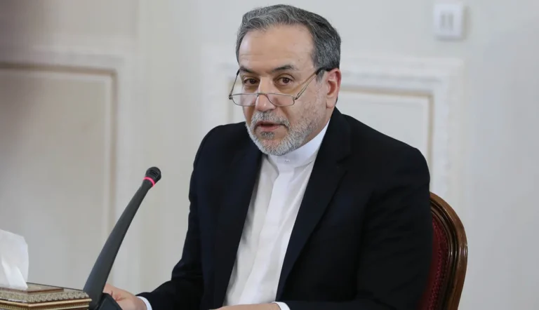 عباس عراقچی، وزیر امور خارجه جمهوری اسلامی ایران، گفت که تهران در صورت رفع تحریم‌ها، آمادگی دارد گفت‌وگو درباره برنامه هسته‌ای را از سر بگیرد. او بیان کرد که این گفت‌وگو باید در چارچوب «اعتمادسازی متقابل» انجام شود.