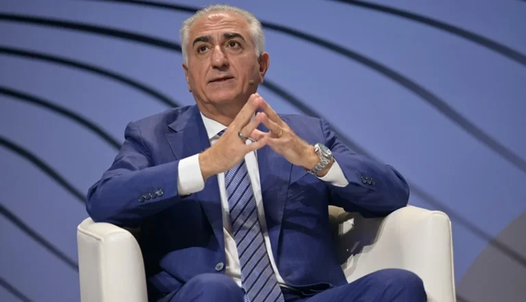 شاهزاده رضا پهلوی گفته است که اکنون بهترین فرصت برای تغییر رژیم در ایران است، اما قبل از اینکه غرب به دنبال اجرای گزینه نظامی باشد، بهتر است از مردم ایران پشتیبانی و حمایت کند تا خودشان سر مار را قطع کنند.