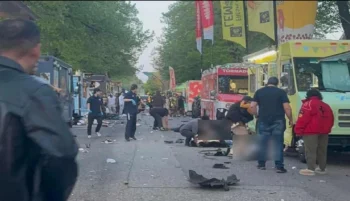 یک راننده خودرو در شهر ونکوور در کانادا، به میان جمعیت حاضر در جشنواره خیابانی فیلیپینی راند و باعث کشته و زخمی شدن تعدادی از مردم شد.