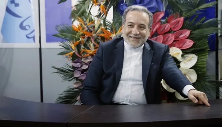 عراقچی همچنین مدعی شد که جمهوری اسلامی همواره از گفت‌وگوی مبتنی بر احترام متقابل استقبال می‌کند و هرگونه زورگویی را رد می‌کند.