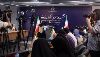 سخنگوی دولت پزشکیان، اعلام کرد که مواضع ما در مذاکرات کاملاً روشن و غیرقابل تغییر است و فقط در مورد موضوع هسته‌ای مذاکره می‌کنیم.