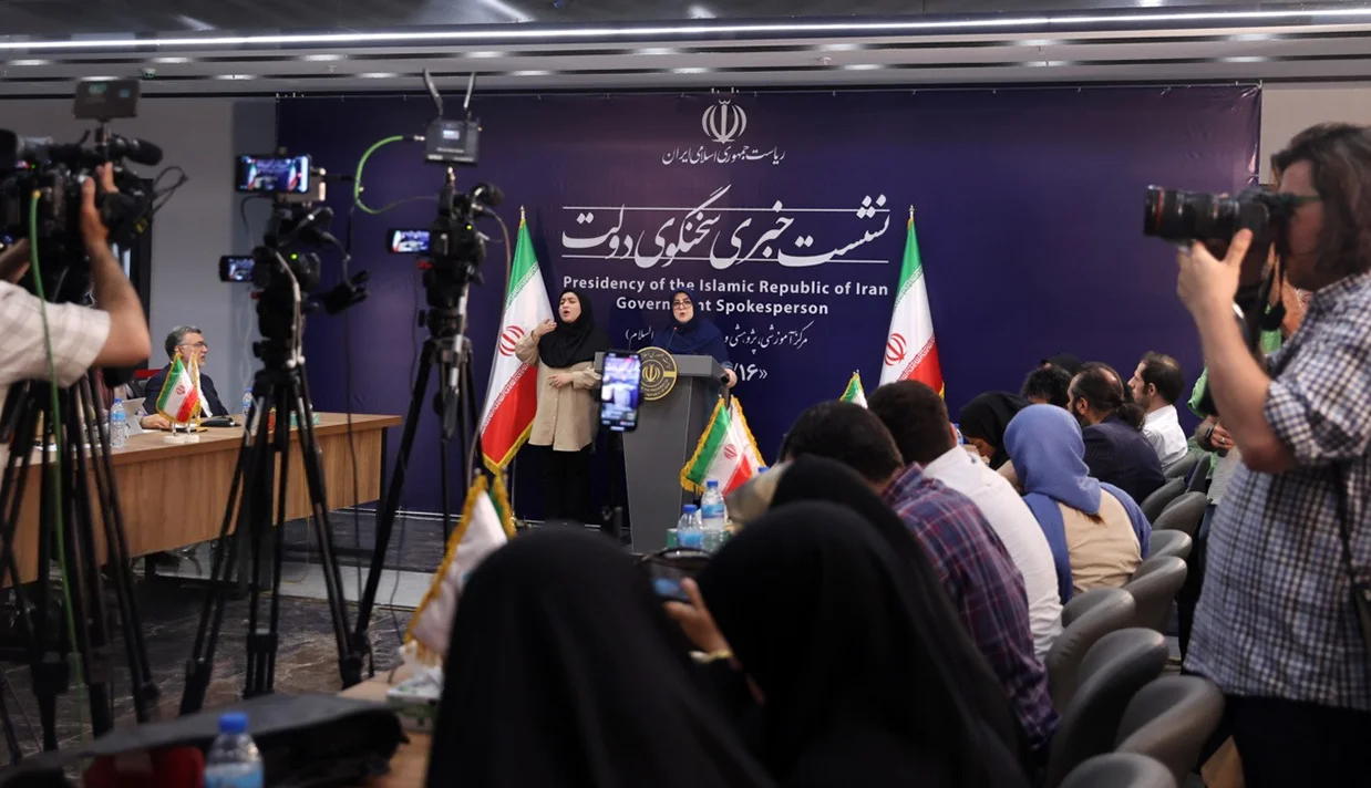 سخنگوی دولت پزشکیان، اعلام کرد که مواضع ما در مذاکرات کاملاً روشن و غیرقابل تغییر است و فقط در مورد موضوع هسته‌ای مذاکره می‌کنیم.