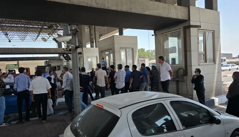 برخی از خانواده‌های مفقودشدگان انفجار اسکله بندر رجایی، با تجمع در مقابل ورودی این بندر، خواستار شفاف سازی و پاسخگویی، مسئولین شدند.